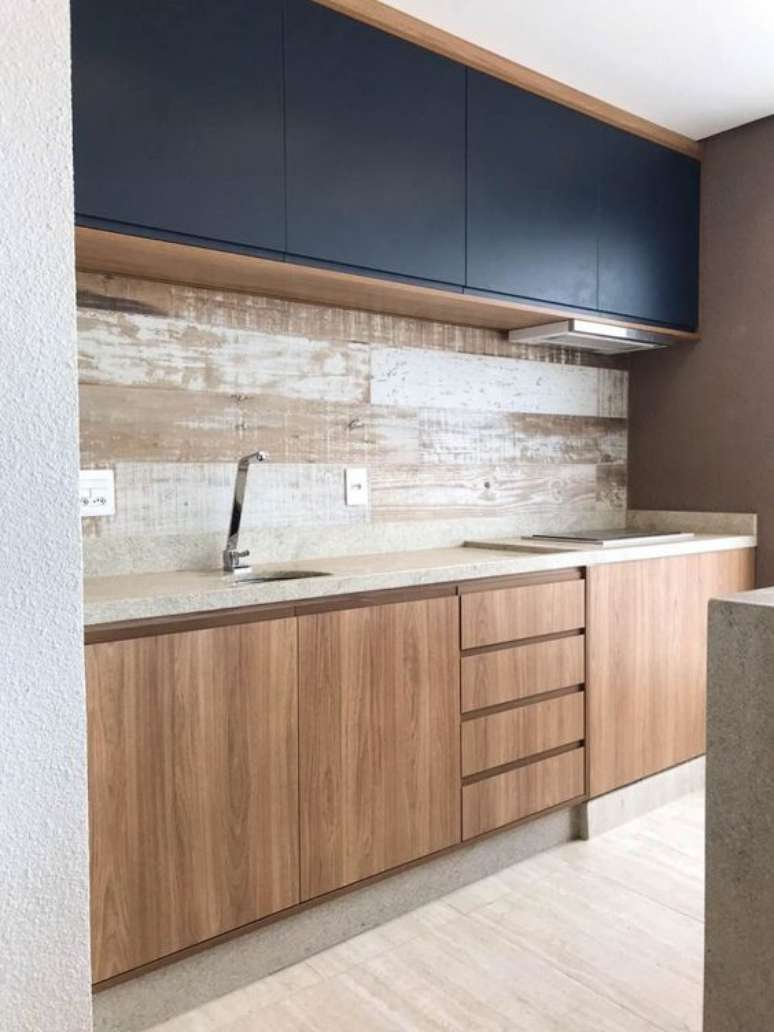 71. A madeira do armário de cozinha pode estar em outros elementos. Foto: Studio Side