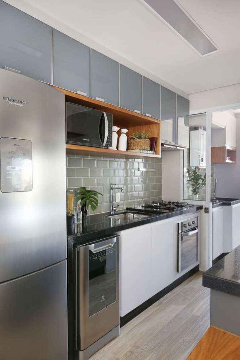51. O armário de cozinha com eletrodomésticos embutidos ganha espaço. Foto: Degrade Arquitetura