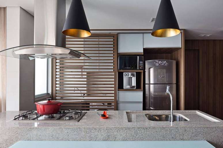 10. Armário de cozinha na parte de cima do ambiente otimiza os espaços.
