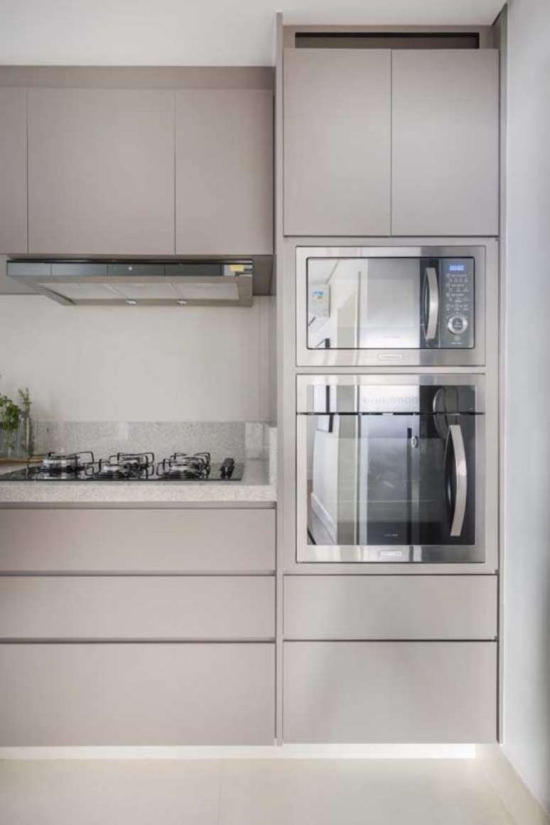 53. Arm&aacute;rio de cozinha planejado &eacute; interessante para otimizar espa&ccedil;o. Foto: Decor F&aacute;cil