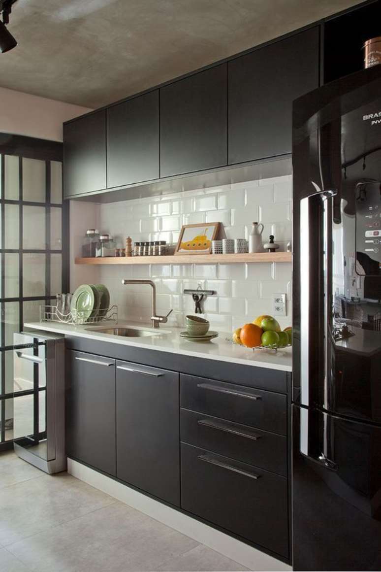 56. O armário de cozinha preto combina com todos os modelos de eletrodomésticos. Foto: Casa de Valentina