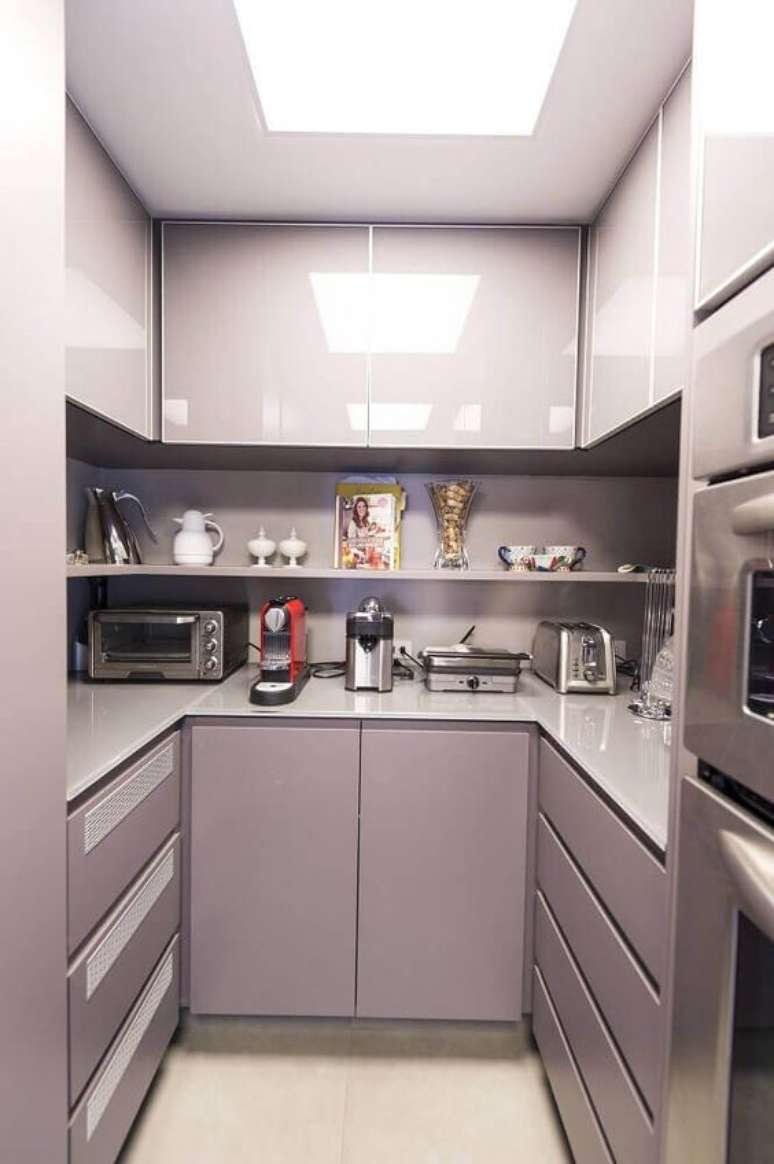 60. O armário de cozinha deve ser muito bem escolhido no caso de cômodos compactos. Foto: Viva Decora