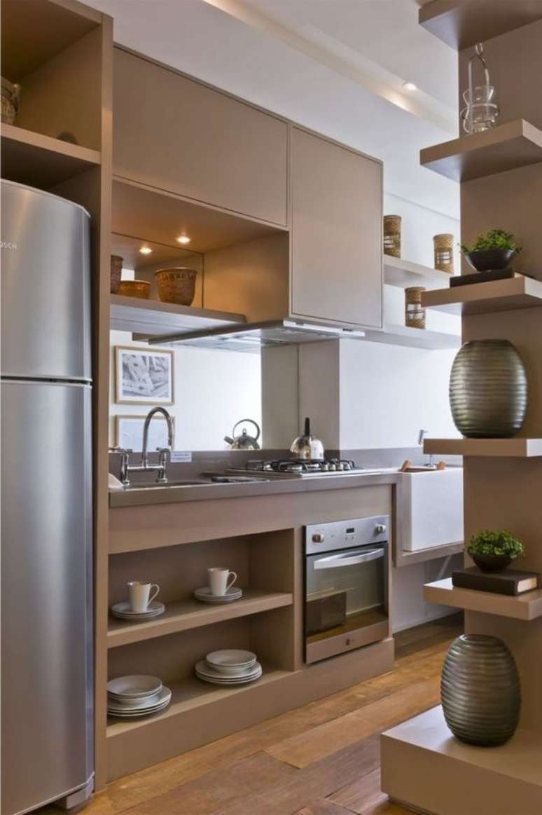 64. Com o armário de cozinha planejado você pode expandir o cômodo. Foto: Decor Fácil