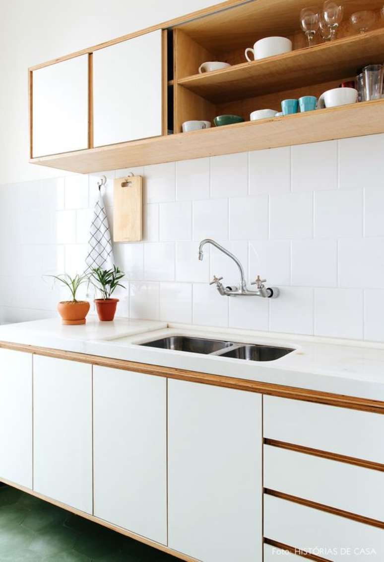 67. O armário de cozinha branco fica bom se tiver detalhes em madeira crua. Foto: Histórias de Casa