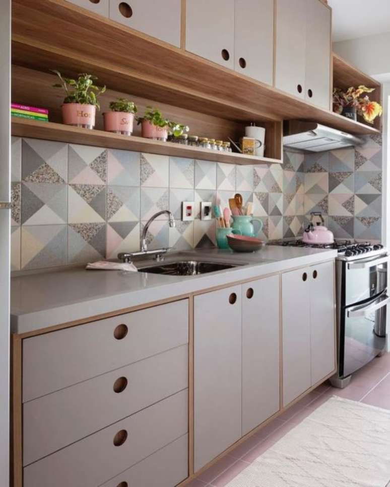 68. O armário de cozinha moderno costuma ser simples. Foto: Tua Casa