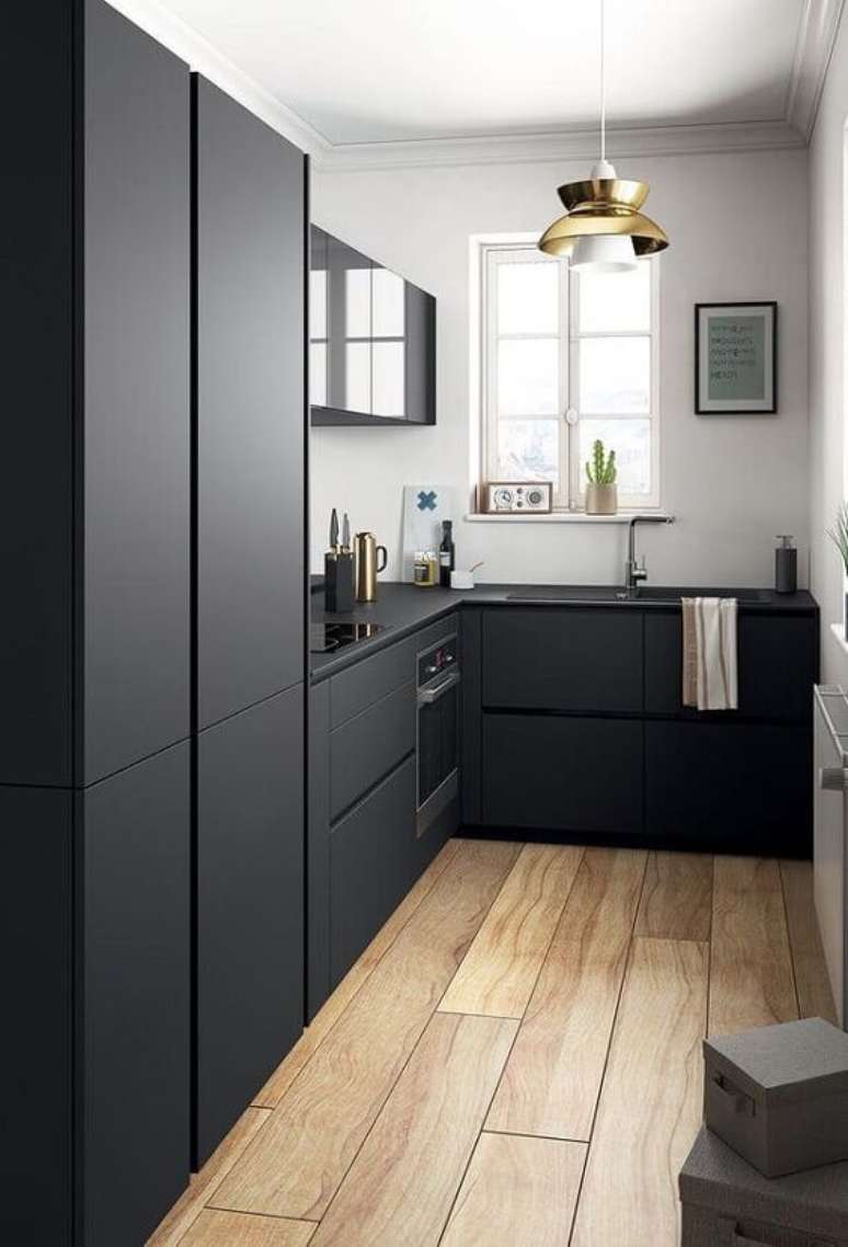 69. O armário de cozinha preto também dá mais dimensão ao cômodo. Foto: Viva Decora