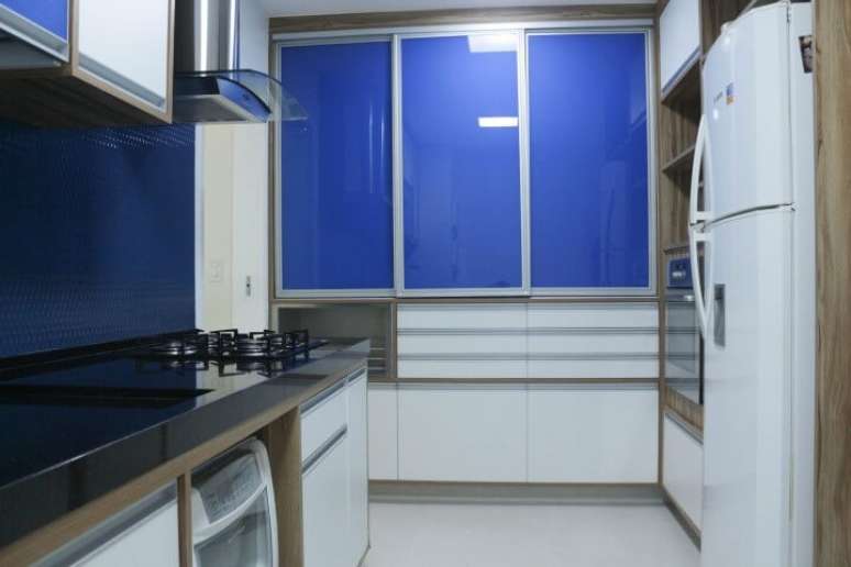 47. Arm&aacute;rio de cozinha de parede azul e branco. Projeto de Espa&ccedil;o AU