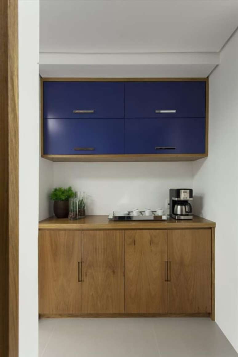 27. Armário de cozinha de parede feito de madeira com portas azuis. Projeto de Ark2 Arquitetura