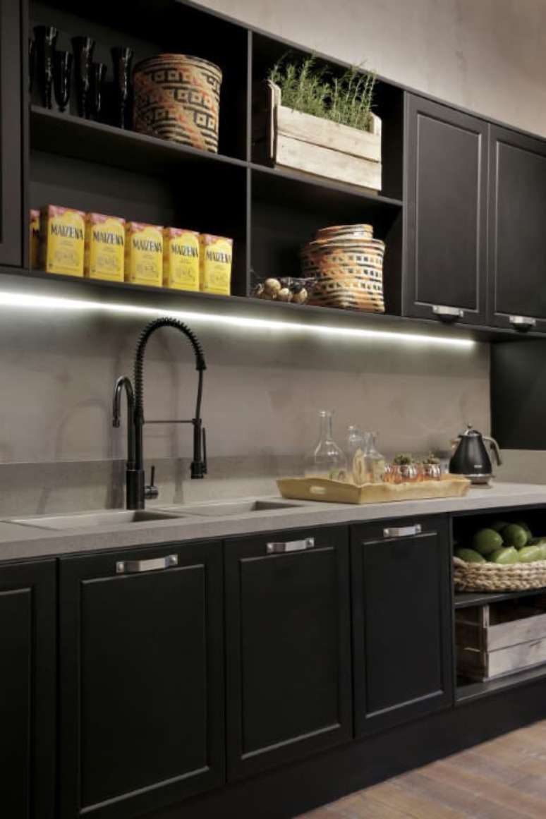 31. Arm&aacute;rio de cozinha de parede preto com bancada cinza. Projeto de &Eacute;rica Salguero