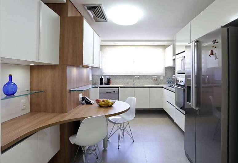 6. O armário de cozinha é responsável por organizar o ambiente.