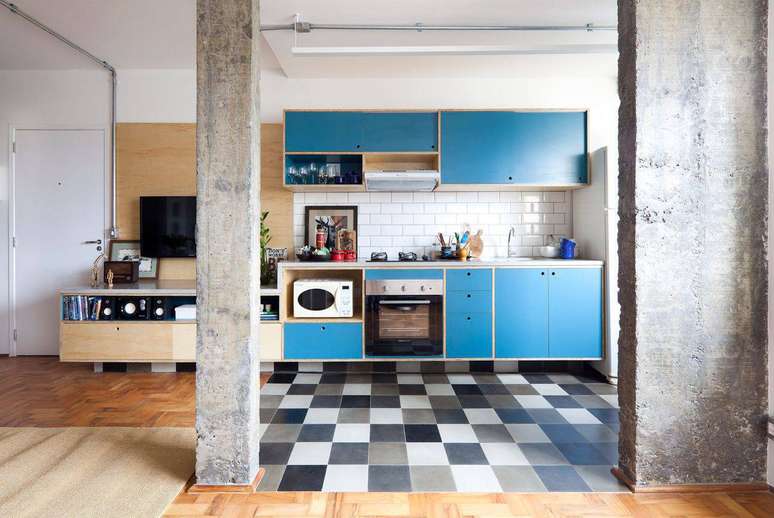13. A cozinha compacta pode ter modelos de armário de cozinha divertidos e modernos