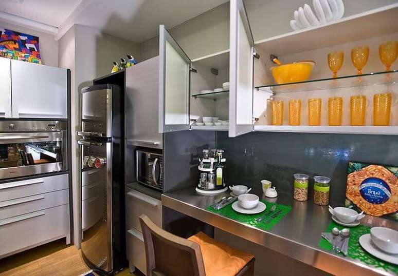 23. O armário de cozinha pode ter prateleiras internas, para aproveitar melhor o espaço disponível.