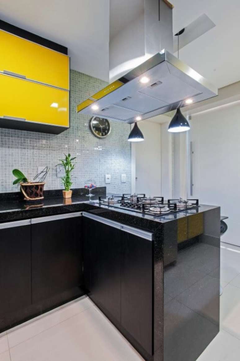 36. Arm&aacute;rio de cozinha pequeno em amarelo e preto. Projeto de Patr&iacute;cia Azoni