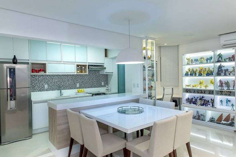 26. Arm&aacute;rio de cozinha com portas diferentes fica mais interessante.