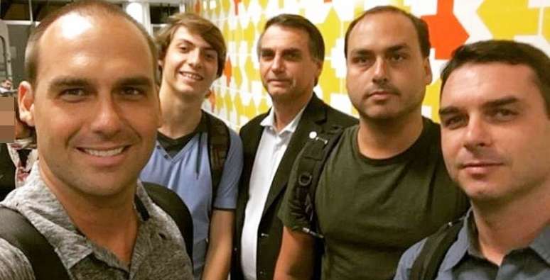 Eduardo, Jair Renan, o presidente, Carlos e Flávio: família transformada em fonte de notícias bombásticas e memes