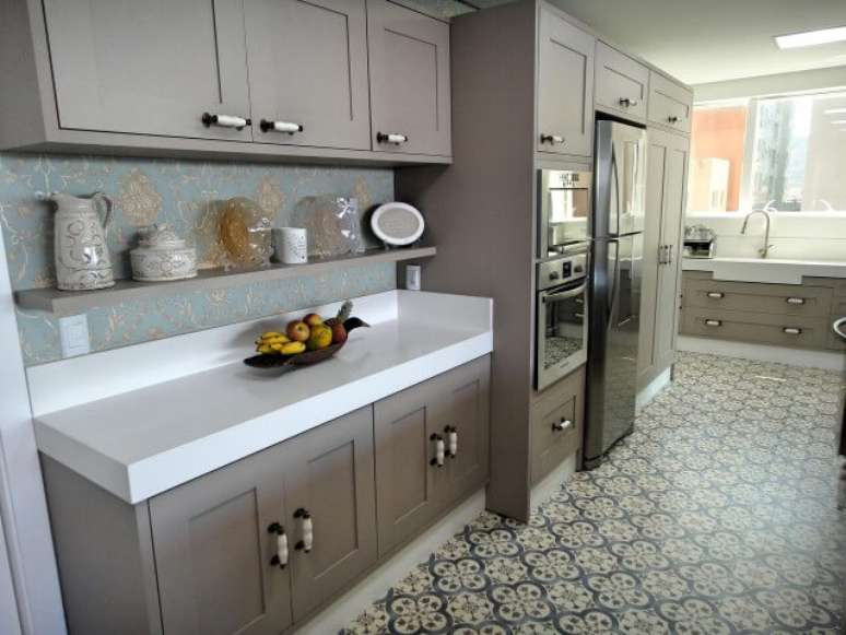 28. Cozinha americana com armário de cozinha cinza. Projeto de Gabriela Herde