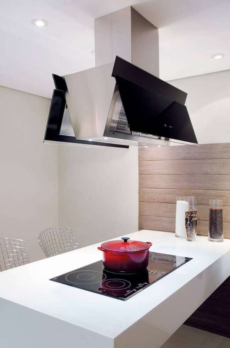 8. A cozinha com coifa de ilha no modelo butterfly fica com ares super moderno e contemporâneo.