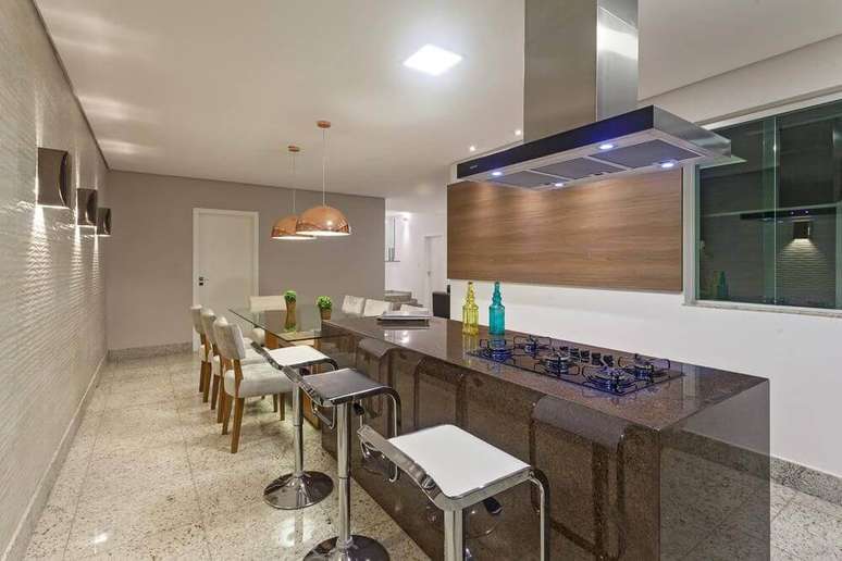 27. Decora&ccedil;&atilde;o de cozinha com coifa de ilha com ilumina&ccedil;&atilde;o embutida