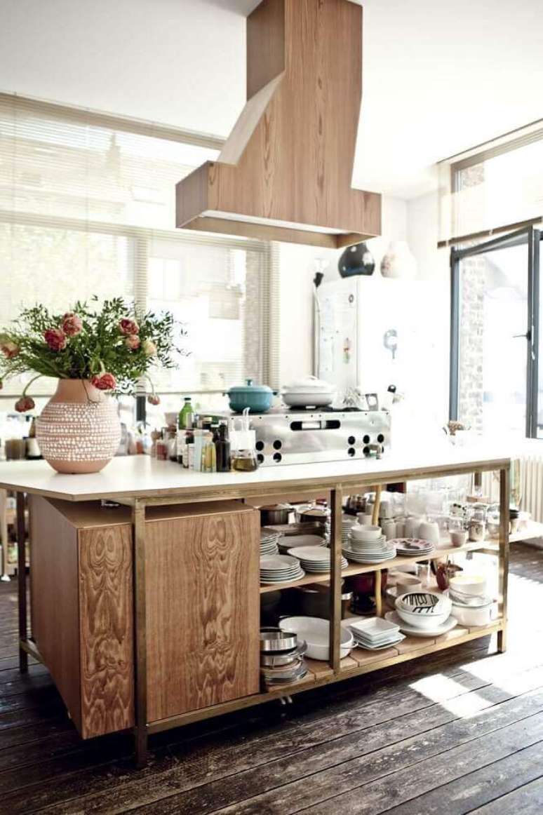 21. Decora&ccedil;&atilde;o estilo r&uacute;stico em cozinha com coifa de ilha revestida de madeira