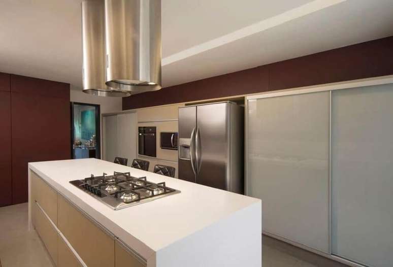 44. Cozinha com coifa de ilha em formato cil&iacute;ndrico