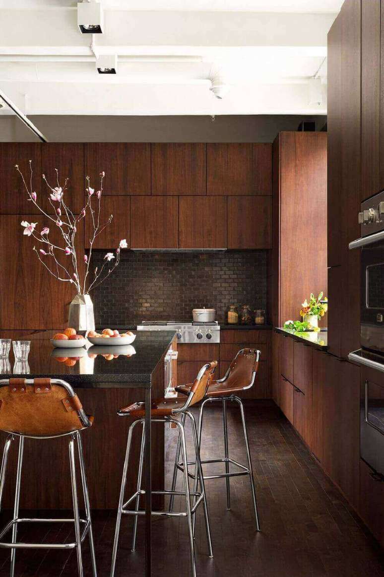 76. Cozinha moderna com armários de madeira escuro. Fonte: Joshua Mchugh