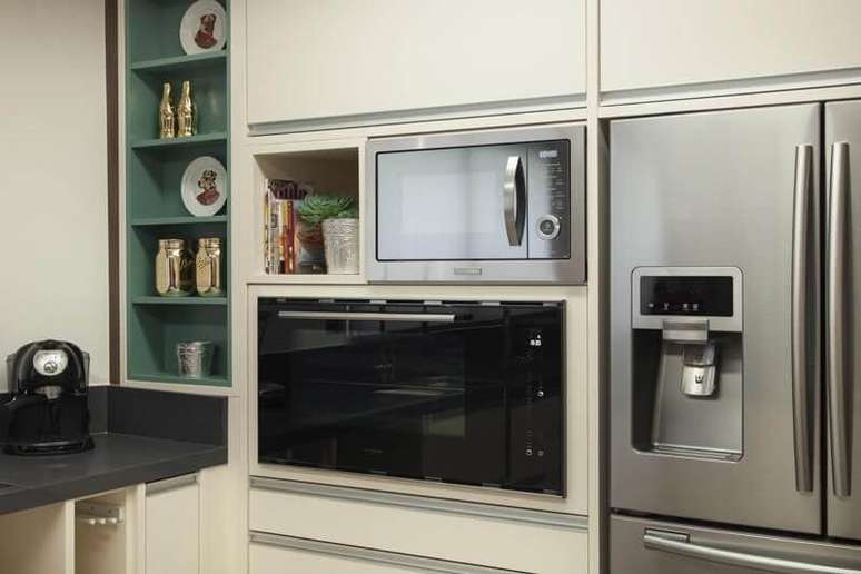 37. Cozinha planejada com armário de cozinha completo branco com nichos verdes. Projeto de Arquitetura 8