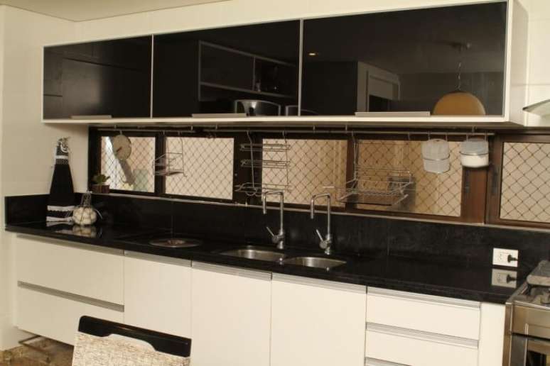 50. Cozinha planejada com arm&aacute;rio de cozinha preto e branco. Projeto de C&eacute;lia Beatriz