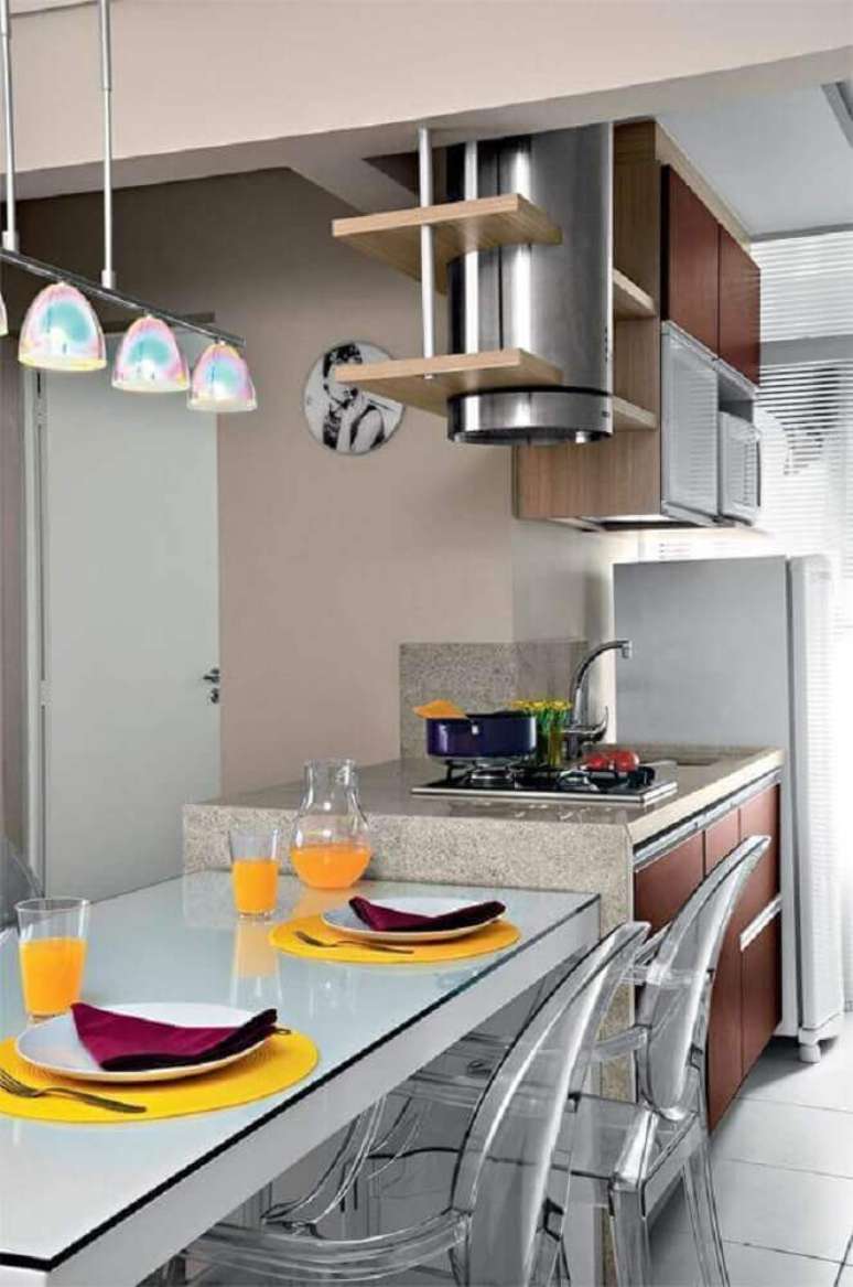 22. Decora&ccedil;&atilde;o de cozinha com coifa cil&iacute;ndrica com detalhes em madeira