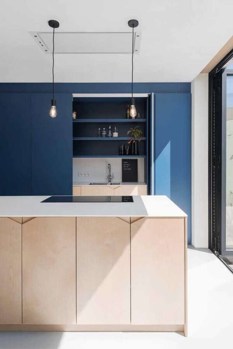 17. Escolha armários para cozinha moderna com design clean e linhas retas – Foto: Behance
