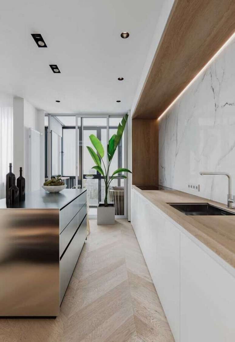 68. Detalhes em madeira podem deixar as cozinhas modernas com ilha de inox bem mais aconchegantes – Foto: Mauricio Gebara Arquitetura