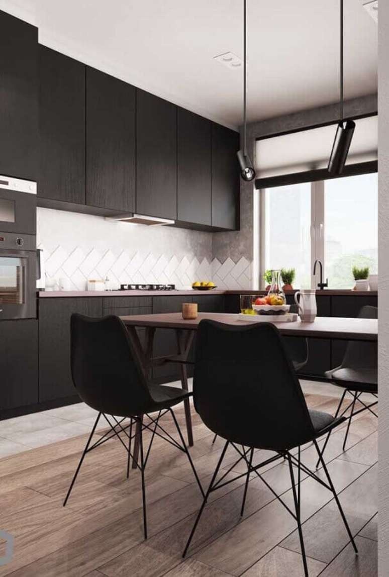 70. Decoração para cozinha moderna com armários planejados pretos e mesa de madeira – Foto: Ideias Decor