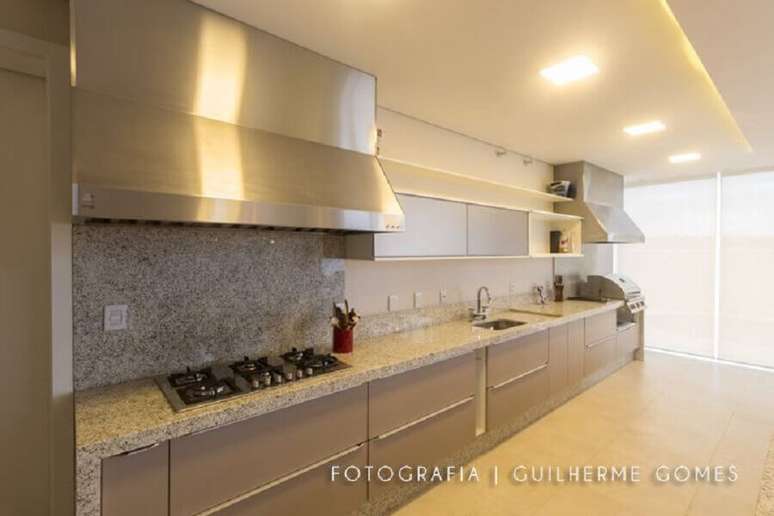 38. Decora&ccedil;&atilde;o de cozinha com coifa de parede e cores neutras