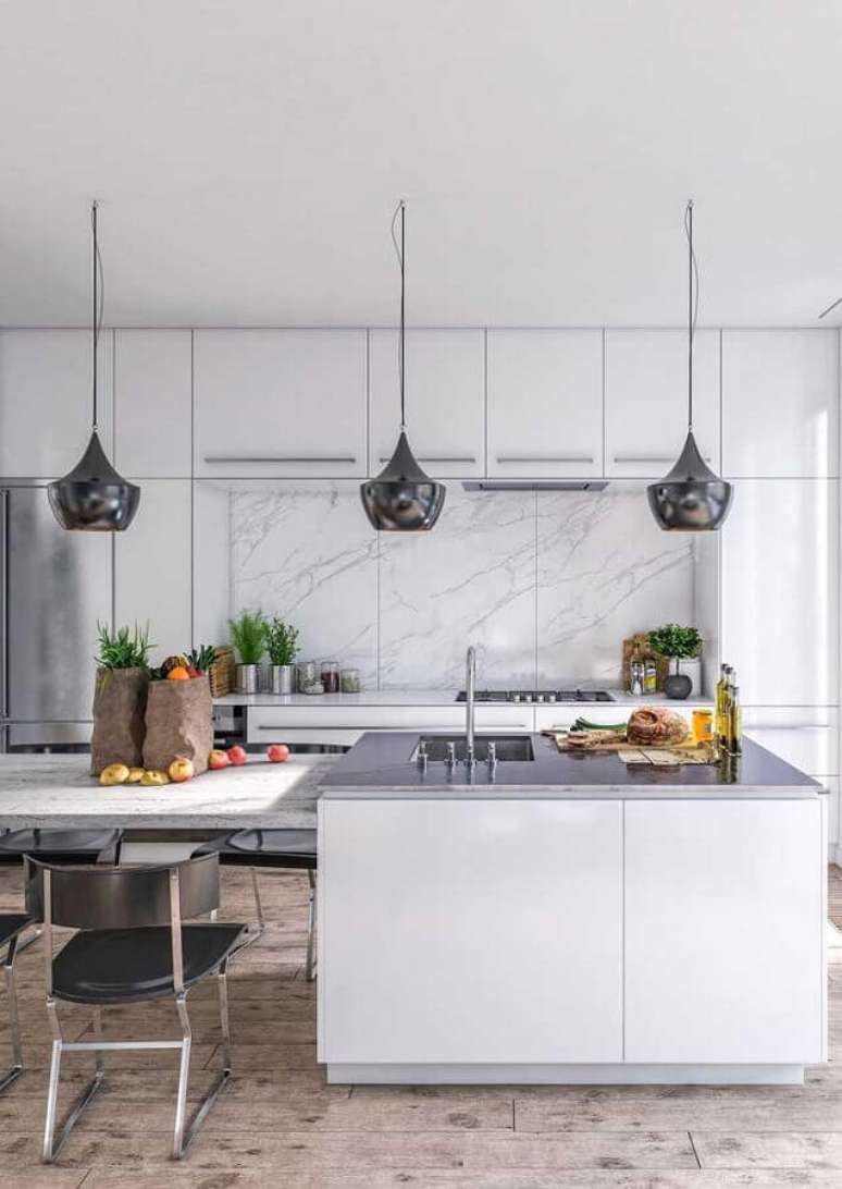 73. Decoração para cozinha moderna com ilha branca e luminárias pretas – Foto: Pinosy