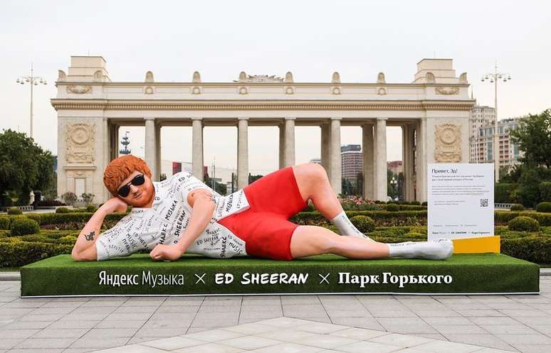 Ed Sheeran faz primeiro show na Rússia e ganha estátua gigante em Moscou