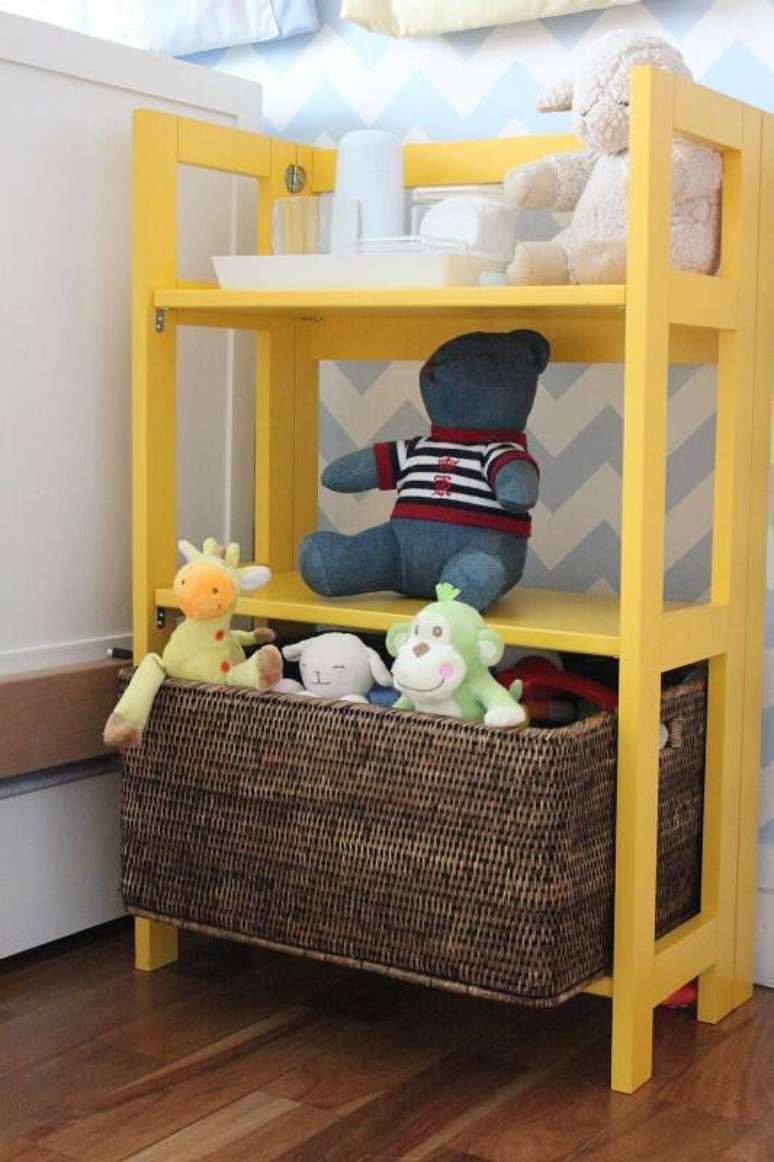 10. A estante colorida no quarto de bebê chama a atenção e organiza as pelúcias. Projeto de Codecorar