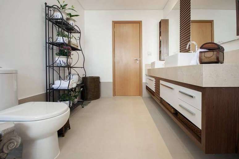 19. Com arabescos, a estante pode ser integrada ao banheiro, organizando toalhas e plantas. Projeto por Arquitetura 8.