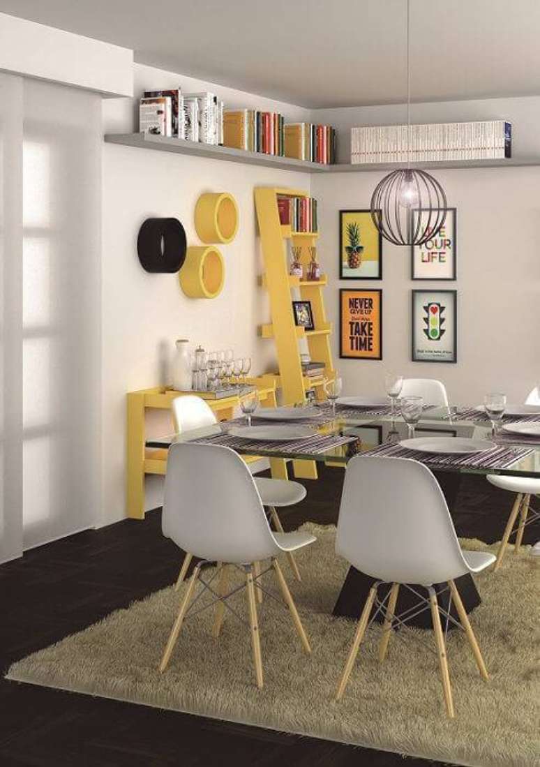 6. A estante decorativa é usada na sala de jantar e serve também como ponto de cor.