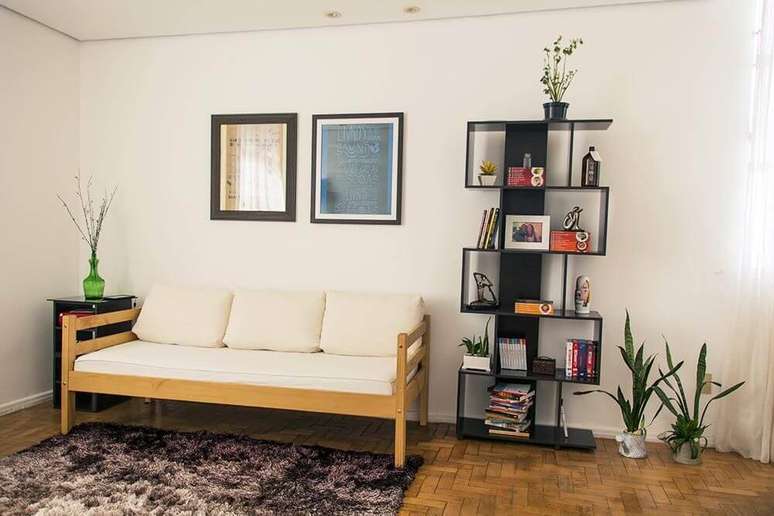 31. A estante da Casa aberta traz um móvel decorativo para complementar a sala de estar.