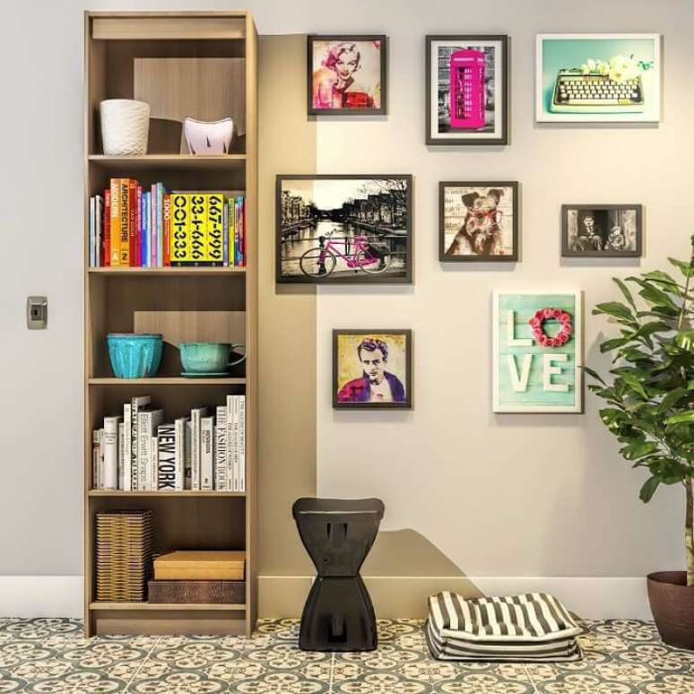 2. A estante para sala mais alta pode abrigar os livros, servindo como livreiro, e trazer elementos de decoração, como vasos.