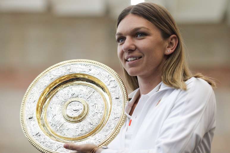 Simona Halep foi a primeira romena a vencer Wimbledon após superar Serena Williams