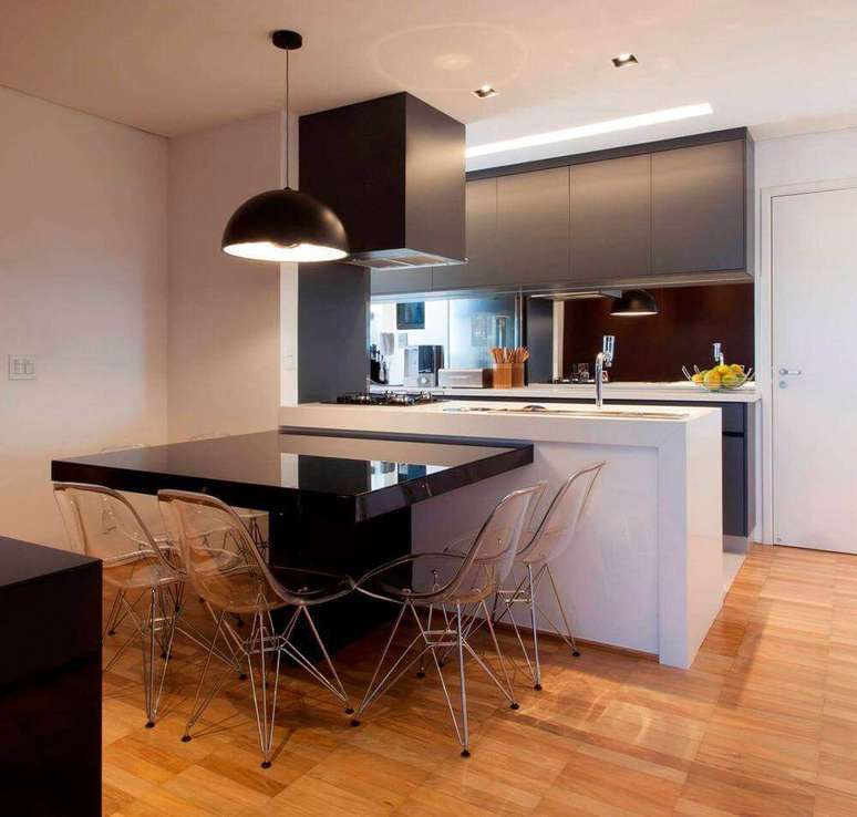 41. Moderna cozinha com coifa de parede em tons escuros