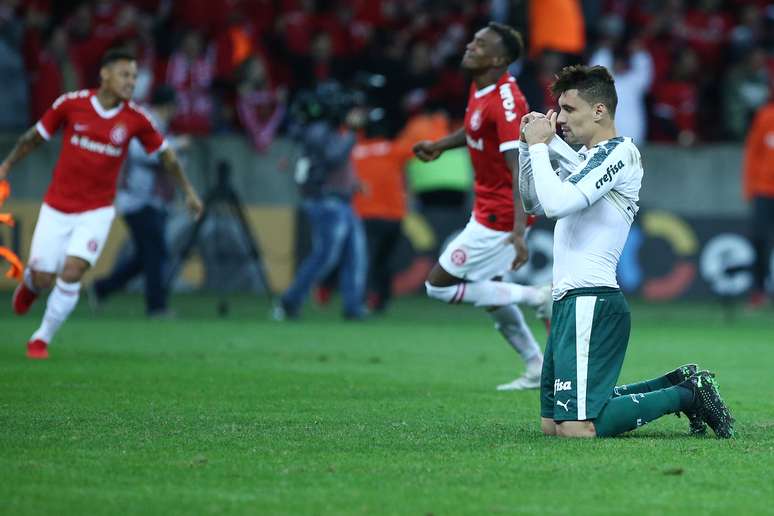 Moisés, do Palmeiras, lamenta pênalti perdido e a eliminação nas quartas de final da Copa do Brasil 2019 após partida contra o Internacional