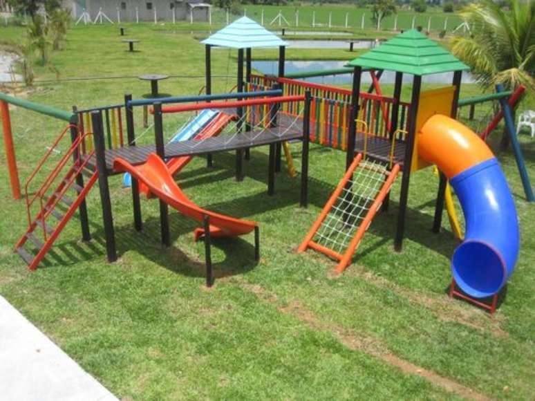 14. Playgrounds costumam trabalhar com tipos de grama específicos. Foto: Revista Viva Decora.