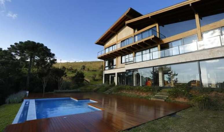 34. Piscinas com decks ficam &oacute;timos com diferentes tipos de plantas. Foto: Revista Viva Decora.