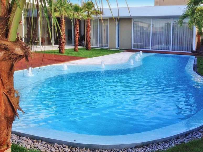 35. Toda uma &aacute;rea externa pode ter diferentes tipos de grama em sua composi&ccedil;&atilde;o. Projeto de Cristal Pool