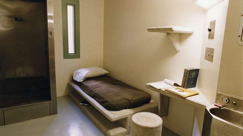 Quasetodos os 327 prisioneiros passam 23 horas por dia isolados em celas individuais