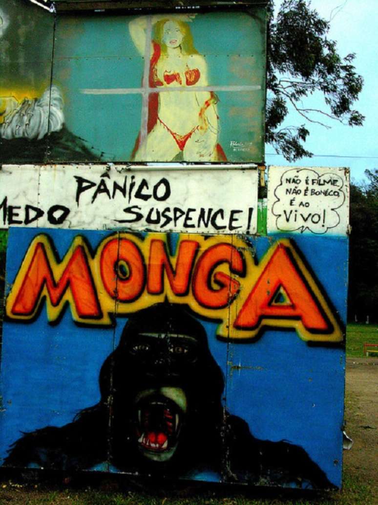 Barrac&atilde;o de mulher-gorila em parque itinerante brasileiro. O sucesso do Playcenter levou o nome Monga ser adotado em espet&aacute;culos do tipo em todo o pa&iacute;s