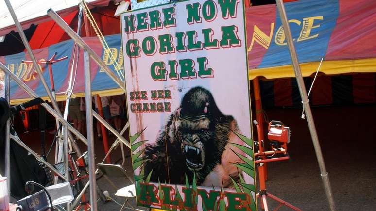 'Aqui e agora, a garota-gorila. Veja sua transforma&ccedil;&atilde;o, ao vivo', anuncia o letreiro de um sideshow americano