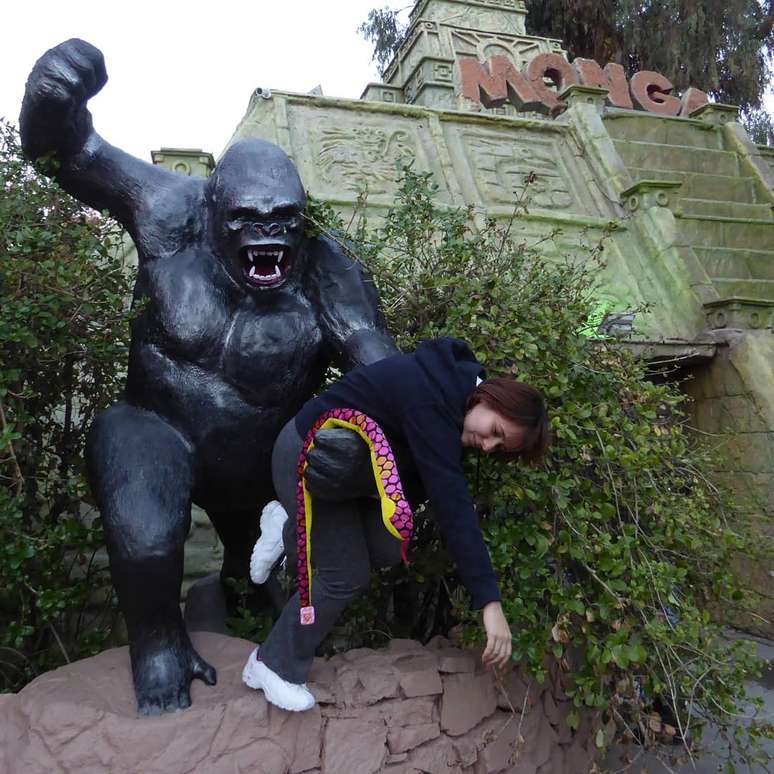 Visitante posa em frente &agrave; fachada da Monga chilena, constru&iacute;da por Romeu Del Duque no parque Fantasilandia, em Santiago