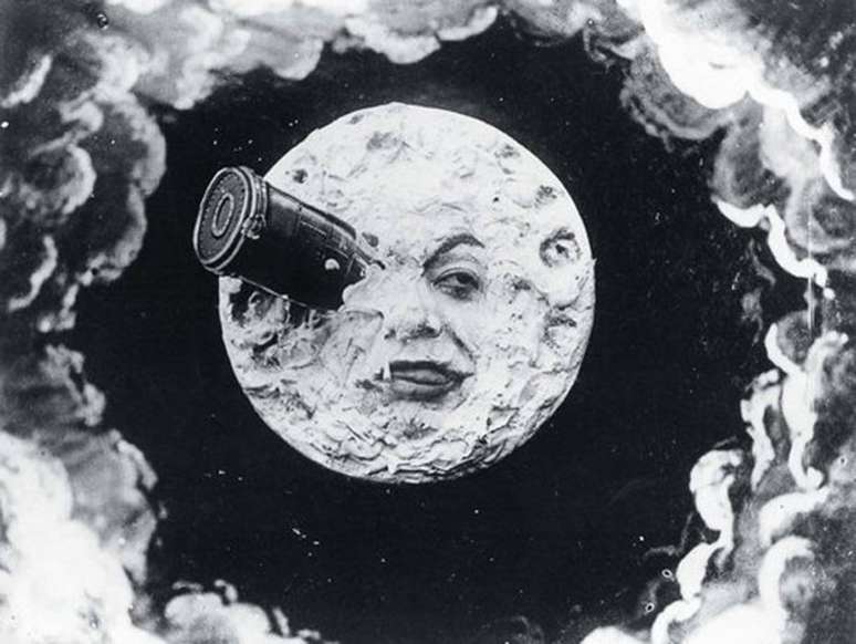 No filme Le Voyage dans la Lune, de Méliès, a nave dos terráqueos pousa no olho do Homem da Lua, um dos muitos exemplos de como a Lua inspirou o cinema